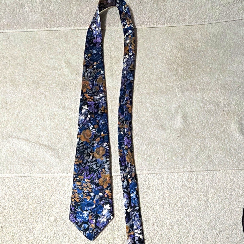 Van Heusen Men's Floral Woven Polyester Pointed Tie Blue Purple Brown Logo